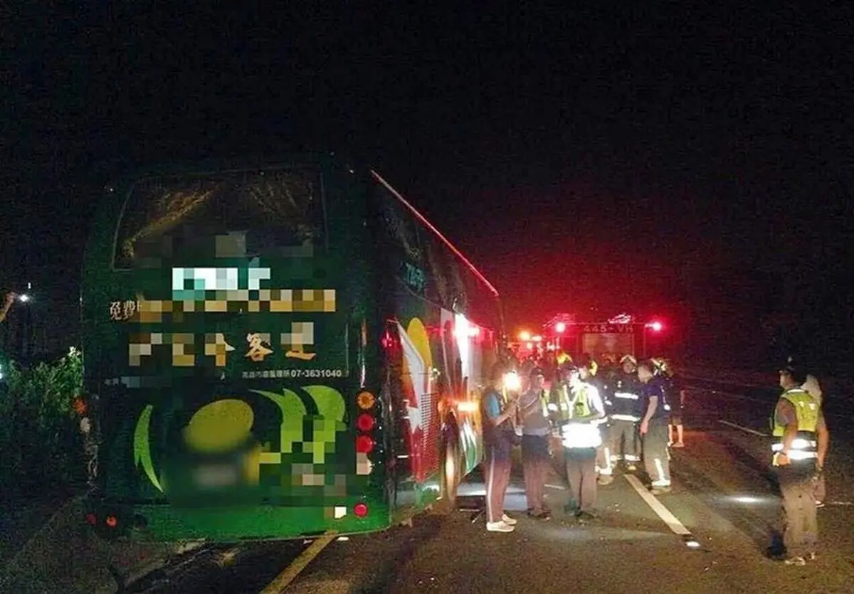 57 کشته و مصدوم در تصادف کامیون و اتوبوس 