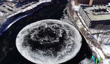 صحنه‌ای زیبا در هوای زمستانی رودخانه پرسامپسکات +فیلم 