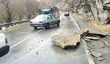 اختصاصی/ ریزش وحشتناک سنگ از کوه بر روی یک ماشین سواری / نجات معجزه آسای سرنشینان + فیلم