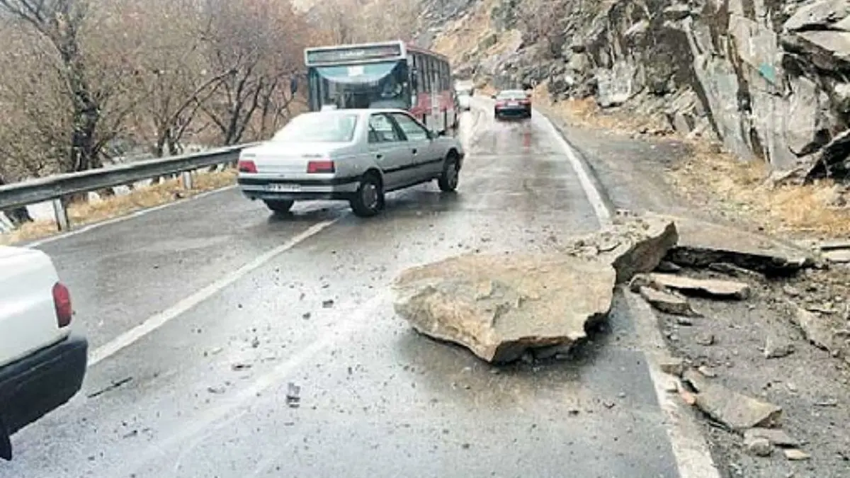 اختصاصی/ ریزش وحشتناک سنگ از کوه بر روی یک ماشین سواری / نجات معجزه آسای سرنشینان + فیلم