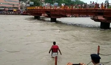 لحظه نجات مرد در حال غرق شدن توسط پلیس فداکار