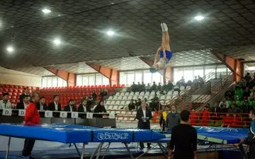 اجرای حرکات هنری ژیمناست‌ها بر روی ترامپولین در  نخستین المپیاد استعدادهای ورزشی برتر کشور