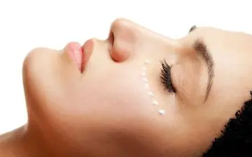 حلقه سیاه ‌دور چشمتان را کمرنگ کنید