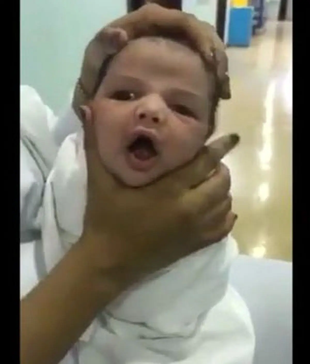 اذیت و آزار یک نوزاد در بیمارستان توسط پرستار دیوانه +تصاویر