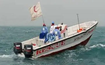 امدادگران هلال احمر گناوه سرنشینان دو قایق حادثه‌دیده را نجات دادند