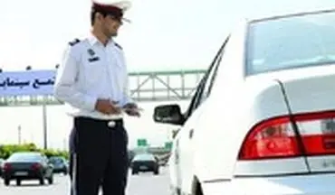 اقدام جالب مامور پلیس برای جلوگیری از ترافیک در پل صدر