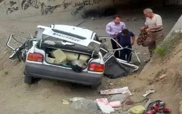 سقوط خودرو پراید به عمق دره در انتهای بزرگراه همت