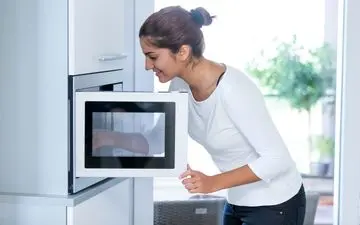 خداحافظی با چربی‌های مایکروفر و فر: با این روش جادویی! + ویدئو