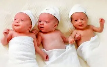 لبخند زدن نوزادان به چه معنا است؟

