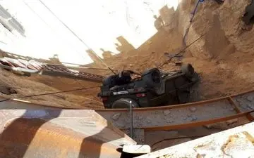 سقوط مرسدس بنز کلاس جی به حفره 15 متری / بالاترین مقام به دیدن راننده رفت + عکس