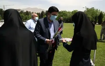 اهدای ۱۰۰۰ بسته معیشتی و ۵۰۰ دستگاه تبلت به خانواده های تحت حمایت کمیته امداد و دانش آموزان کم‌برخوردار