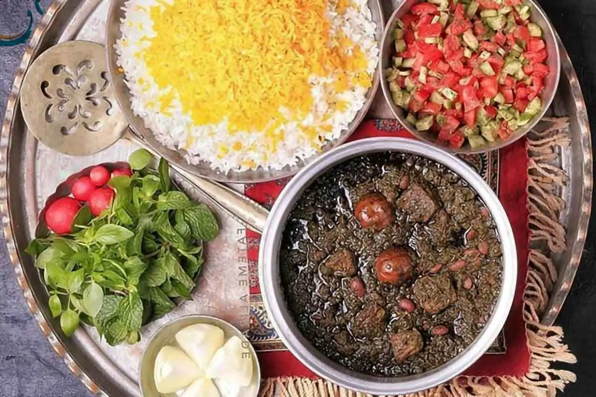 طرز تهیه قورمه سبزی خوشمزه و مخصوص؛ با طعمی به سبک رستورانی