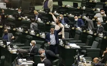 مجلس به احترام کادر درمان قیام کرد