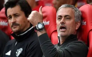 زمین خوردن مورینیو سوژه رسانه‌های انگلیسی ! + فیلم