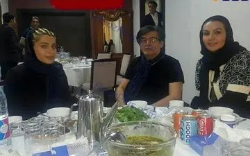 آقای بازیگر و همسر جوانش در کنار هنرپیشه معروف