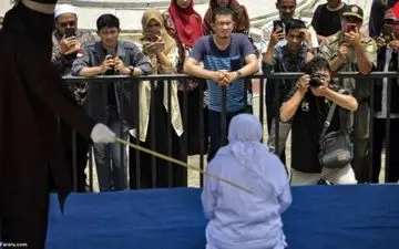 شلاق زدن صدف 22 ساله در مقابل چشمان پدرش/ او با راننده تاکسی حرف زده بود!جزییات ناراحت کننده!