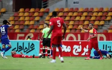 مصدومیت بازیکن استقلال پس از برخورد با تابلوهای تبلیغاتی 