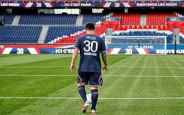 تکذیب پرداخت پاداش به مسی بابت انتخاب PSG 