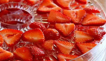 روش های خشک کردن توت فرنگی در منزل با رنگ قرمز جذاب