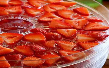 روش های خشک کردن توت فرنگی در منزل با رنگ قرمز جذاب