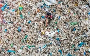 زندگی تلخ یک کودک بین زباله ها سوژه نشنال جئوگرافیک شد