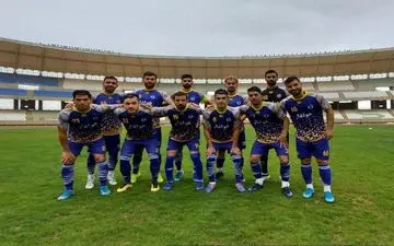 هوادار و کمی فاصله از مدعیان