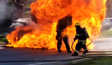 غافلگیر شدن آتش نشانان از تشدید شعله‌های حریق خودرو + فیلم 