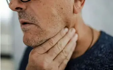 بیماری نادر به سراغ این مرد آمد/ رشد قارج در گلو توانایی تولید صدا در گلو را از دست داد! 