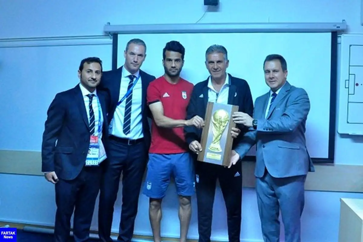 خوشامدگویی رسمی فیفا به تیم ملی ایران/ اهدای نماد جام جهانی به کی‌روش و شجاعی