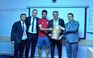 خوشامدگویی رسمی فیفا به تیم ملی ایران/ اهدای نماد جام جهانی به کی‌روش و شجاعی