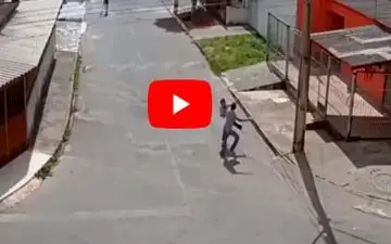 دختر دانشجوی رزمی کار سارق مسلح را فراری داد! +فیلم 