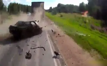 تصادف مرگبار خودروی سواری با یک دستگاه کامیون + فیلم