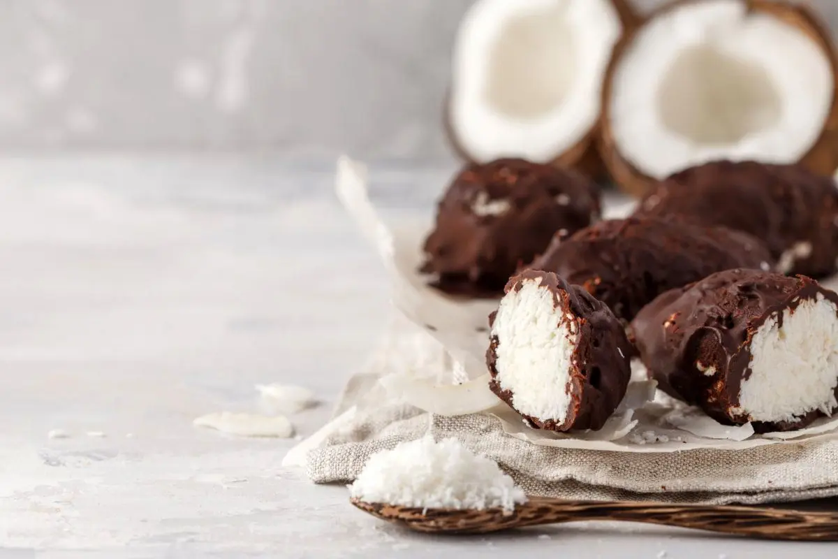 ترفند درست کردن شکلات نارگیلی مغزدار: طعمی بهشتی برای عید شما