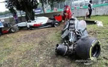 برخورد ماشین فرمول یک با سرعت300 کیلومتر بر ساعت به دیوار بتنی + فیلم