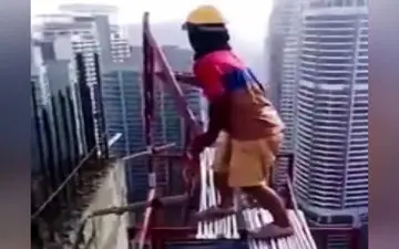 فعالیت بسیار خطرناک کارگر ساختمانی در ارتفاع چندصد متری + فیلم 