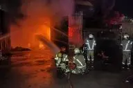 کارخانه کفش در مشهد دچار آتش سوزی گسترده شد