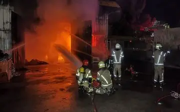 کارخانه کفش در مشهد دچار آتش سوزی گسترده شد