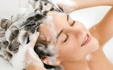 شستشوی صحیح موها: چگونه موهای خود را درخشان و سالم نگه داریم؟