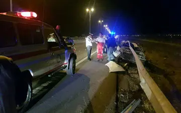 برخورد پراید و پژو ۲۰۶ با گاردریل حادثه ساز شد