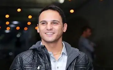 تیپ و ژست آرش برهانی در اکران «ثبت با سند برابر است» 