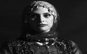 هانا کامکار در مقابل مقبره کوروش