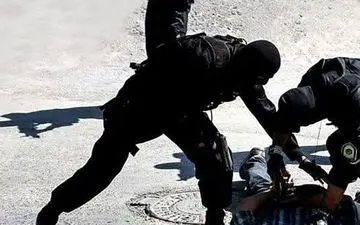 پسر جوان مادرش را گروگان گرفت 