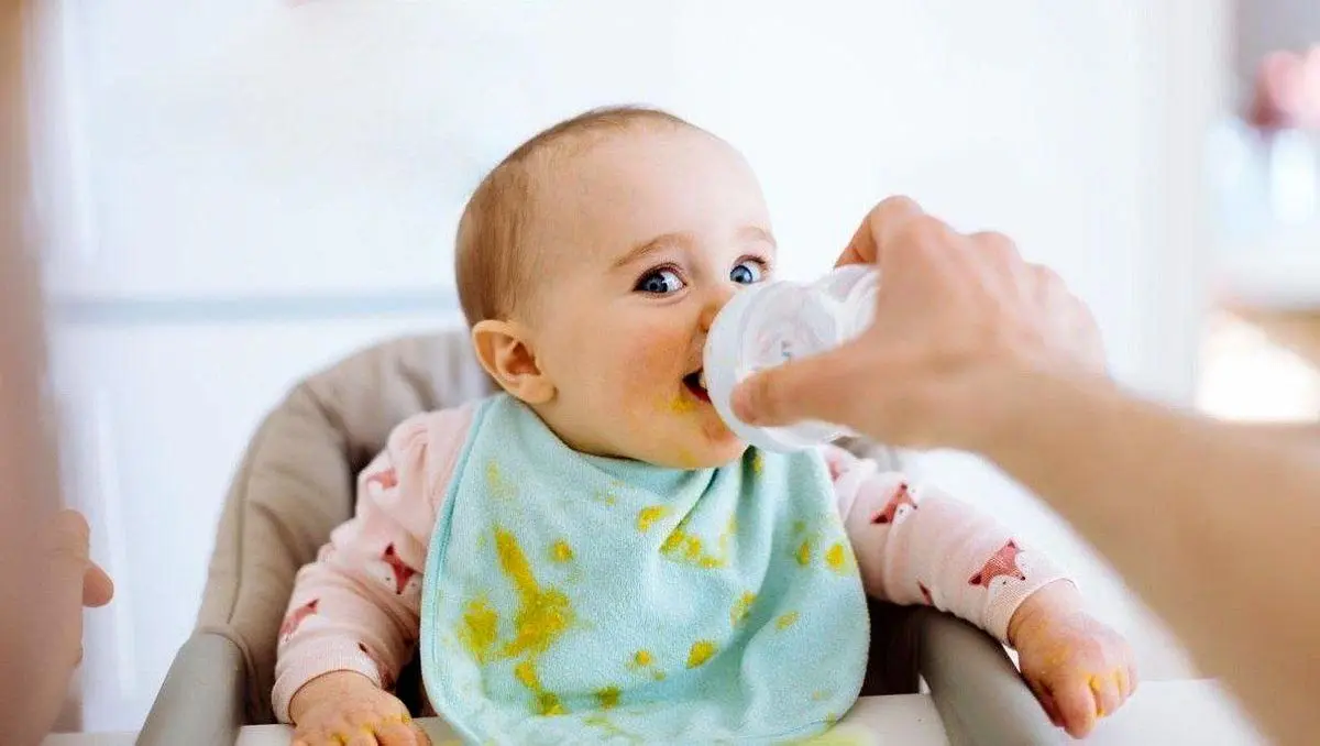 هر آنچه باید درباره آب دادن به نوزاد بدانید!