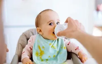 هر آنچه باید درباره آب دادن به نوزاد بدانید!