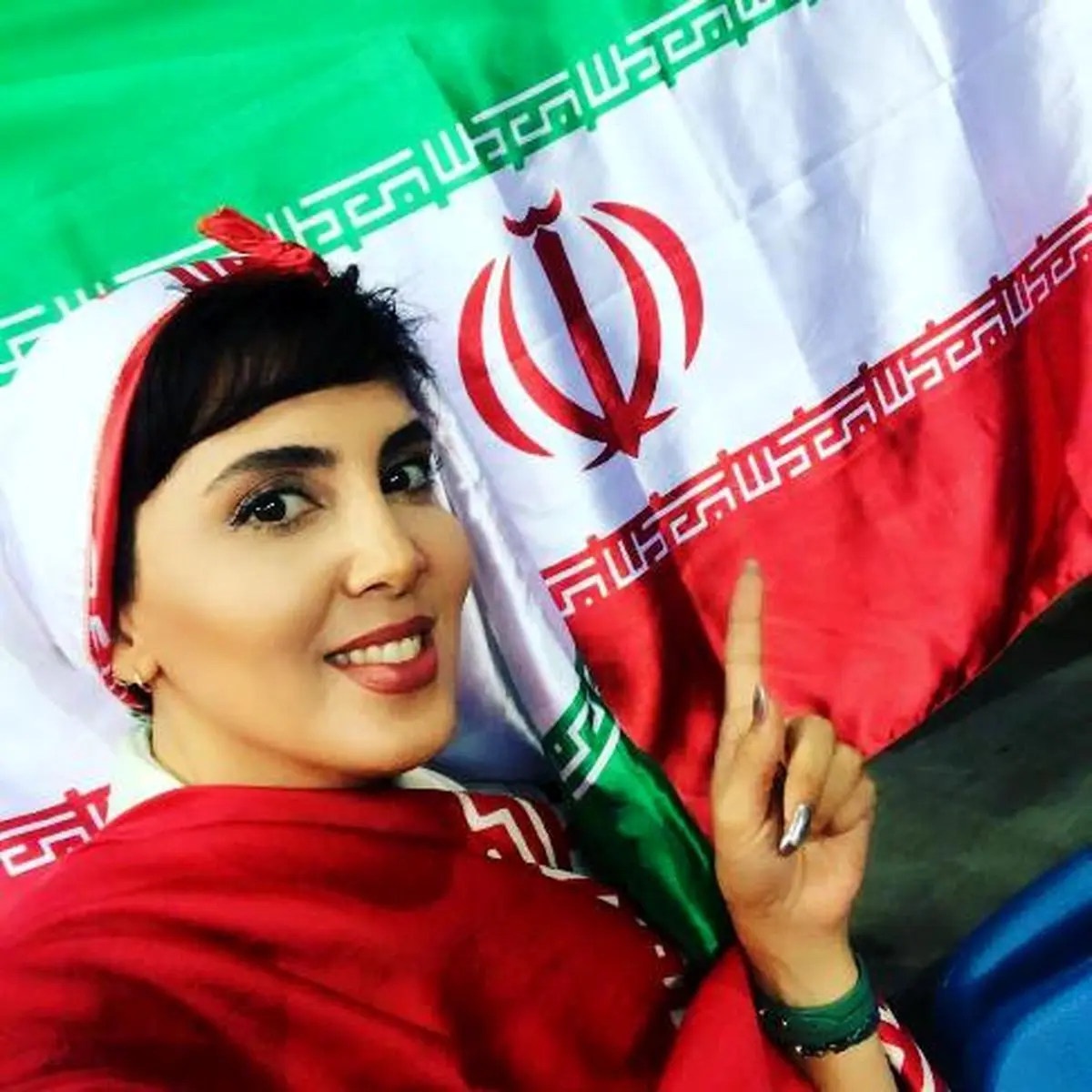 تیپ عجیب خانم بازیگر در استادیوم مسابقات والیبال ایران و برزیل