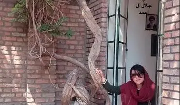 تیپ و ژست همسر شهاب حسینی در خانه موزه سیمین دانشور (عکس)