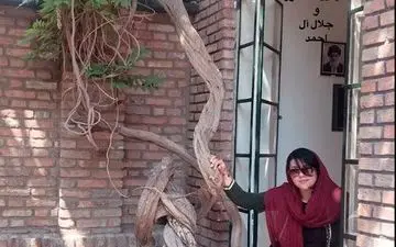 تیپ و ژست همسر شهاب حسینی در خانه موزه سیمین دانشور (عکس)