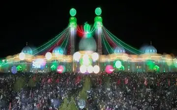 مردم در شب نیمه شعبان برفراز بام‌ها ندای تکبیر و یا مهدی سر می‌‌دهند
