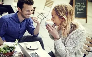 میخوای بفهمی یه مرد ازت خوشش میاد یا نه؟/ با این نشانه ها میتونی متوجه بشی