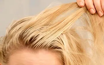 اشتباه رایجی که موهایتان را خشک و شکننده می‌کند